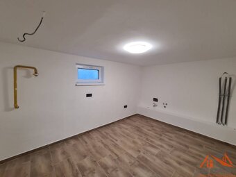 Na predaj krásny trojpodlažný rodinný dom Nová Stráž  - 15