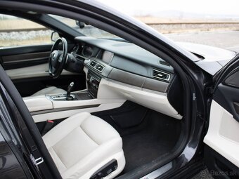 BMW Rad 7 750i xDrive A/T - 15