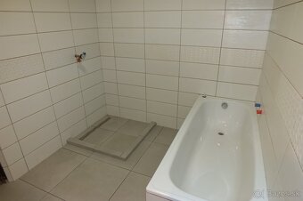 Zrekonštruovaný 4-izbový rodinný dom vo Veľkých Úľanoch - 15