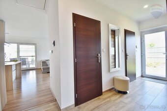 REZERVOVANÝ: Perfektný rodinný dom v dvojdome s tepelným čer - 15