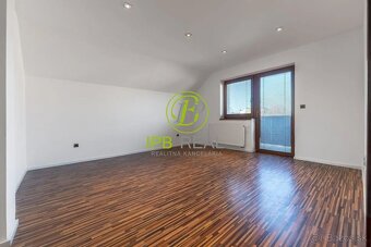 Priestranný rodinný dom s dvojgarážou v Malinove - 15