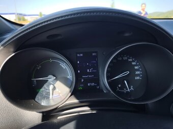Toyota C-HR 1.8 Hybrid E-CVT rok 2021 - 15