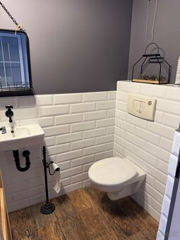 Rodinný dom s bazénom, záhradou a modernými technológiami - 15