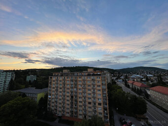 Ponúka na prenájom kompletne zariadený 1 izb. byt s lodžiou - 15