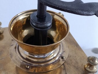 Krásný starožitný mlyncek na kavu, ručně kované sloupky. - 15