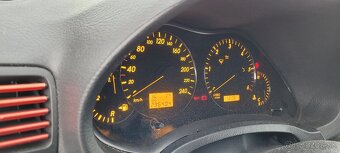 Toyota Avensis T25 hatchback - 15