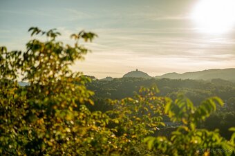 Váš súkromný raj s dychberúcim výhľadom a 9444m2 veľkým poze - 15