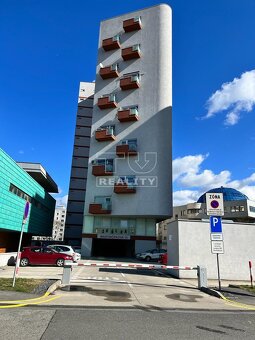 Priestranný 2-izbový byt s veľkým balkónom a parkovacím... - 15
