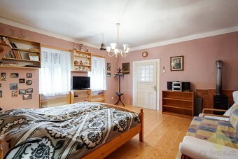 Dobová chalupa so zrekonštruovaným interiérom v tichej uličk - 15