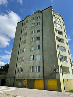 Na predaj veľký 3-izbový byt s 2 loggiou a parkovaním v krás - 15