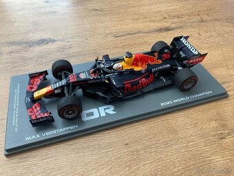 F1 helmy, šiltovky a modely - 15