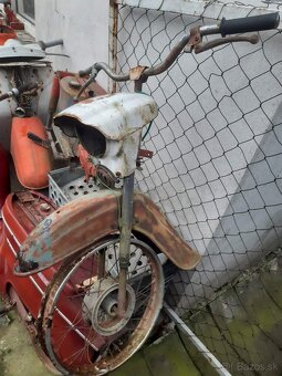 Rôzne stare motocykle nekompletné na ND - 15