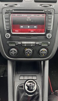 VW Golf GTI edition 30, manuál, strešné okno, candy white - 15