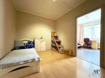 NA PREDAJ 2 IZB. BYT PREROBENÝ NA 3 IZB., 64M2, ŠTEFÁNIKOVA  - 15