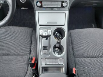 Hyundai Kona Electric 100, servisná kniha, záruka - 15