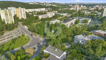 NOVOZREKONŠTRUOVANÝ 3PODLAŽNÝ ROD. DOM SO ZÁHRADOU POD LESOM - 15