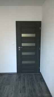Montáž oblozkových zárubni a pokladka podlahy - 15