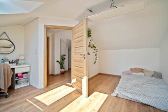 Moderný 6-izbový rodinný dom s veľkou záhradou, altánkom a b - 15