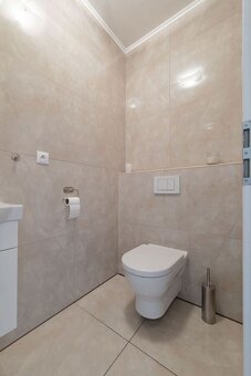 KOMÁROVCE - 4 IZBOVÝ RD 360 M2 SO SAUNOU, POZEMOK 3.629 M2 - 15