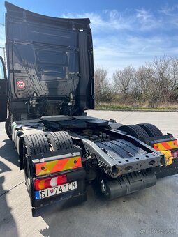 Mercedes 480 - 15