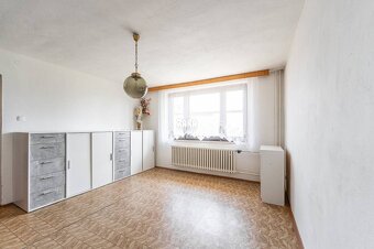 GYŇOV: Priestranný tehlový 6 izbový  rodinný dom, pozemkok 6 - 15