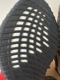 Yeezy 350 V2 Carbon Beluga - 15