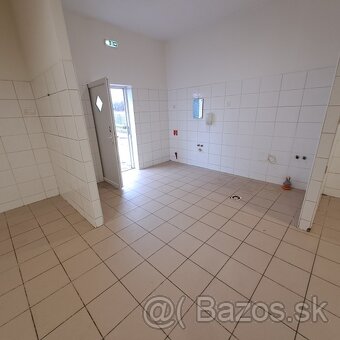 Exkluzívne rozostavaný dom a hosp. objekt v obci Veľké Lovce - 15