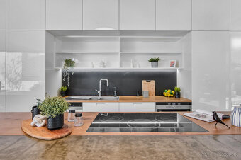 Moderný dom ukrytý za nenápadným vizuálom z ulice - 15