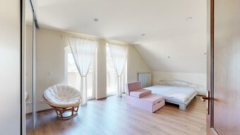 6 izbový rodinný dom s jedinečnou architektúrou,pozemok 1061 - 15