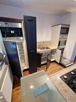 Kuchyně v moderně-venkovském stylu s ostrůvkem - 15