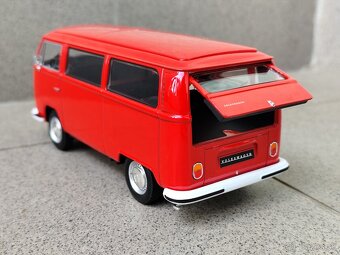 KOVOVÝ MODEL ( OTVÁRATEĽNÉ DVERE A KUFOR ) - VOLKSWAGEN BUS - 15