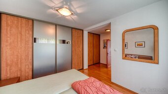Vysnívaný dom v Piešťanoch – komfort, pokoj a nádherná záhra - 15