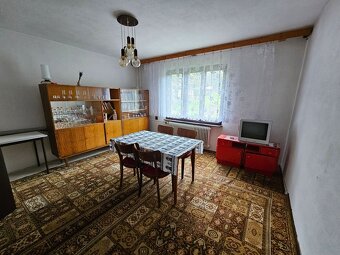 PREDAJ: Priestranný 2-generačný rodinný dom s potenciálom a  - 15