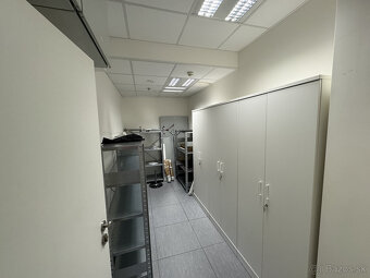 Prenájom samostatného kancelárskeho traktu 750 m² pri jazere - 15