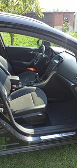 Opel Astra Sports Tourer (2011) - 15