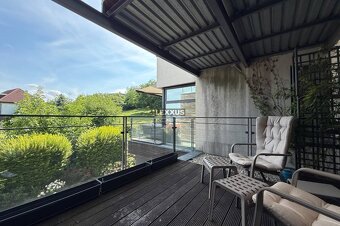 | Dizajnový 3 izbový byt s 2 terasami a garážou na Kolibe - 15