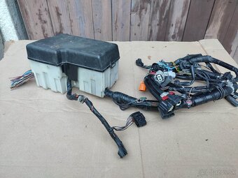 MAZDA Fusebox Poistková skrinka s káblovým zväzkom - 15