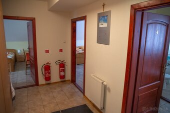 Penzión s tenisovým kurtom, squashovou halou a saunou - 15