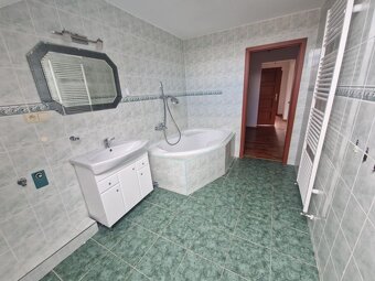 Ponúkame na predaj priestranný, viacgeneračný rodinný dom v - 15