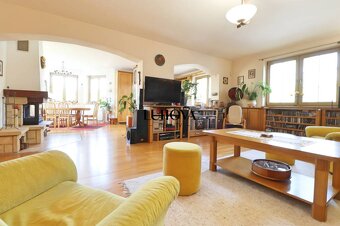 RODINNÝ dom s bazénom a krásnou záhradou - 15