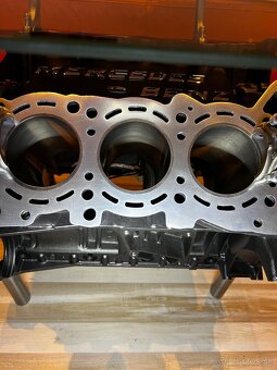 Stôl z motora Mercedes-Benz V6 - 15