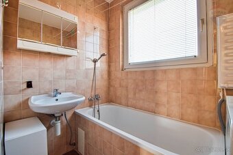 Na predaj 3 izbový byt, 65 m2, lodžia, čiastočná obnova, Nem - 15