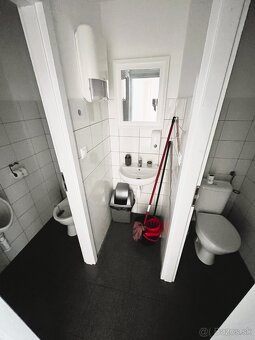 Na prenájom presklený priestor v centre Lučenca - 15