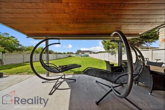 Moderný rodinný dom s veľkým pozemkom, terasou a zariadením - 15