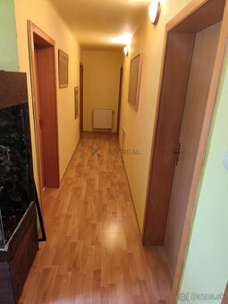 Na predaj rodinný dom s bazénom, veľkým pozemkom a sadom v o - 15