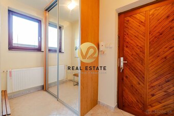 Na PREDAJ 5i rodinný dom s dvojgarážou a hosťovským domom, N - 15