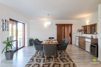 REZERVOVANÉ -Veľkorysé bývanie:6 izieb, sauna,krb a 1 599 m² - 15