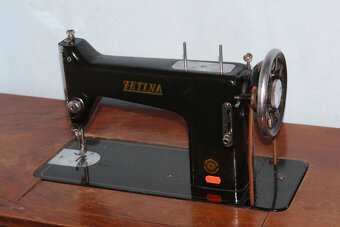 šicí stroj,skrina, knihovnička,sedačka. - 15