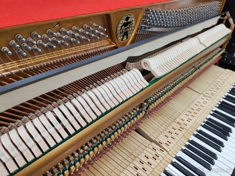 Moderné elegantné Piano dovoz celá SR - 15