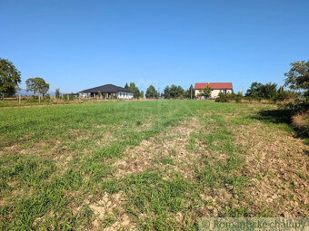 Mimoriadne veľký 55-árový pozemok so starším domom pri Vra - 15